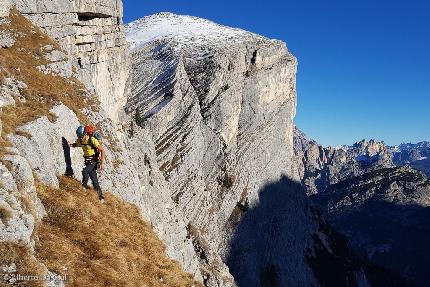 Los Angeles, Col Becchei, Dolomiti - Etienne Bernard sulla cengia erbosa di uscita della via Los Angeles 84, Spalti di Col Becchei, Dolomiti