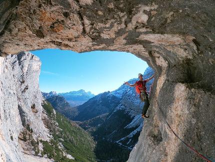 Los Angeles, Col Becchei, Dolomites - Alberto De Giuli climbing pitch 5 of Los Angeles 84, Spalti di Col Becchei, Dolomites