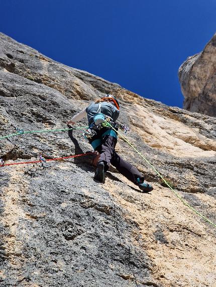 Madre Roccia, Marmolada, Iris Bielli, Matteo Della Bordella, Massimo Faletti, Maurizio Giordani - Iris Bielli in apertura sulla via 'Madre Roccia' in Marmolada (Iris Bielli, Matteo Della Bordella, Massimo Faletti, Maurizio Giordani 2022-2023)