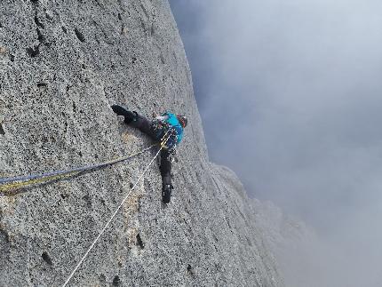 Madre Roccia, Marmolada, Iris Bielli, Matteo Della Bordella, Massimo Faletti, Maurizio Giordani - Iris Bielli in apertura su 'Madre Roccia' in Marmolada (Iris Bielli, Matteo Della Bordella, Massimo Faletti, Maurizio Giordani 2022-2023)