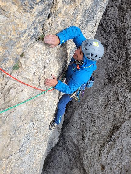 Madre Roccia, Marmolada, Iris Bielli, Matteo Della Bordella, Massimo Faletti, Maurizio Giordani - Massimo Faletti in apertura sulla via 'Madre Roccia' in Marmolada (Iris Bielli, Matteo Della Bordella, Massimo Faletti, Maurizio Giordani 2022-2023)