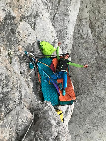 Madre Roccia, Marmolada, Iris Bielli, Matteo Della Bordella, Massimo Faletti, Maurizio Giordani - Matteo Della Bordella at the portaledge during the first ascent of 'Madre Roccia' on the south face of Marmolada, Dolomites (Iris Bielli, Matteo Della Bordella, Massimo Faletti, Maurizio Giordani 2022-2023)