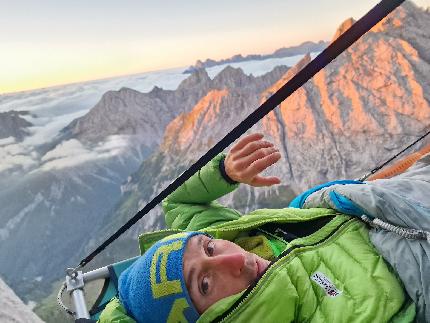 Madre Roccia, Marmolada, Iris Bielli, Matteo Della Bordella, Massimo Faletti, Maurizio Giordani - Matteo Della Bordella al portaledge durante l'apertura di 'Madre Roccia' in Marmolada (Iris Bielli, Matteo Della Bordella, Massimo Faletti, Maurizio Giordani 2022-2023)