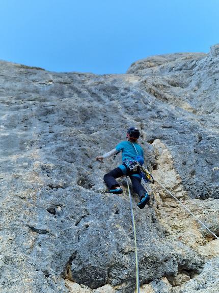 Madre Roccia, Marmolada, Iris Bielli, Matteo Della Bordella, Massimo Faletti, Maurizio Giordani - Iris Bielli making the first ascent of 'Madre Roccia' on the south face of Marmolada, Dolomites (Iris Bielli, Matteo Della Bordella, Massimo Faletti, Maurizio Giordani 2022-2023)