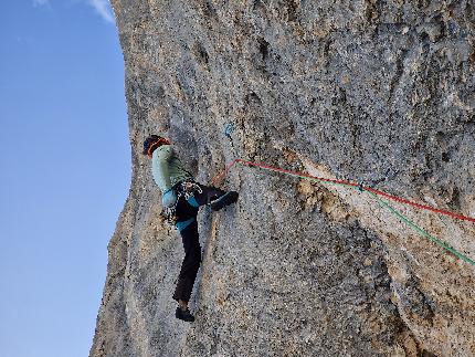 Madre Roccia, Marmolada, Iris Bielli, Matteo Della Bordella, Massimo Faletti, Maurizio Giordani - Iris Bielli making the first ascent of 'Madre Roccia' on the south face of Marmolada, Dolomites (Iris Bielli, Matteo Della Bordella, Massimo Faletti, Maurizio Giordani 2022-2023)