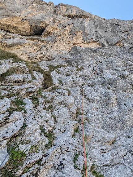 Gran Sasso d'Italia, Corno Piccolo, Via del Tedoforo, Marco Bonaduce, Francesco Castriota, Luca Ricci - Sul primo tiro Via del Tedoforo, Terza Spalla del Corno Piccolo, Gran Sasso (Marco Bonaduce, Francesco Castriota, Luca Ricci 2023)