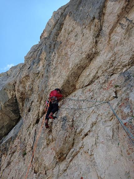 Gran Sasso d'Italia, Corno Piccolo, Via del Tedoforo, Marco Bonaduce, Francesco Castriota, Luca Ricci - Sul secondo tiro Via del Tedoforo, Terza Spalla del Corno Piccolo, Gran Sasso (Marco Bonaduce, Francesco Castriota, Luca Ricci 2023)