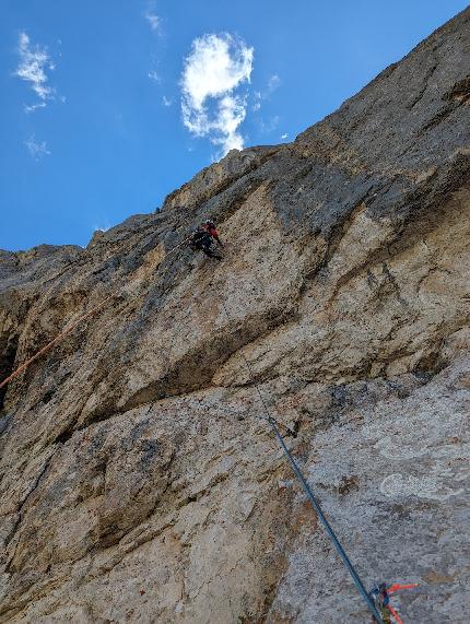 Gran Sasso d'Italia, Corno Piccolo, Via del Tedoforo, Marco Bonaduce, Francesco Castriota, Luca Ricci - Sul secondo tiro Via del Tedoforo, Terza Spalla del Corno Piccolo, Gran Sasso (Marco Bonaduce, Francesco Castriota, Luca Ricci 2023)