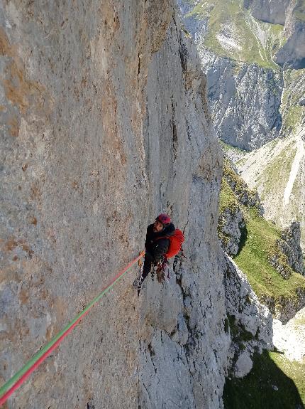 Gran Sasso d'Italia, Corno Piccolo, Via del Tedoforo, Marco Bonaduce, Francesco Castriota, Luca Ricci - Sul terzo tiro Via del Tedoforo, Terza Spalla del Corno Piccolo, Gran Sasso (Marco Bonaduce, Francesco Castriota, Luca Ricci 2023)