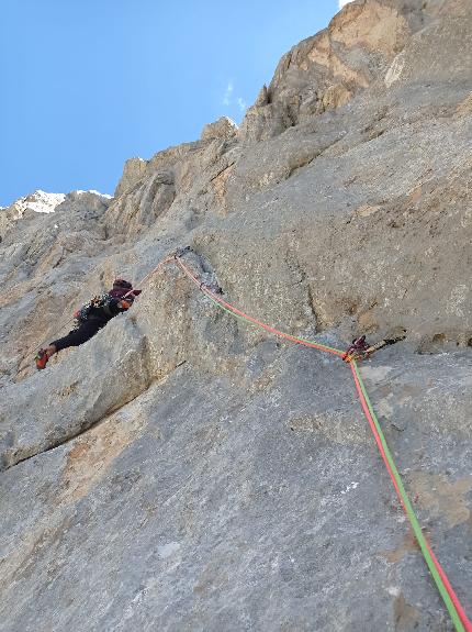 Gran Sasso d'Italia, Corno Piccolo, Via del Tedoforo, Marco Bonaduce, Francesco Castriota, Luca Ricci - Sul quarto tiro Via del Tedoforo, Terza Spalla del Corno Piccolo, Gran Sasso (Marco Bonaduce, Francesco Castriota, Luca Ricci 2023)