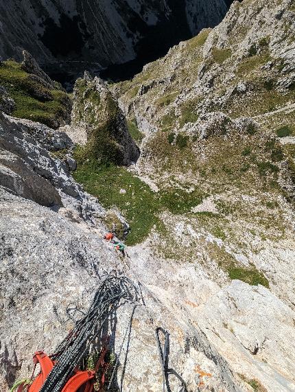 Gran Sasso d'Italia, Corno Piccolo, Via del Tedoforo, Marco Bonaduce, Francesco Castriota, Luca Ricci - Sul quarto tiro Via del Tedoforo, Terza Spalla del Corno Piccolo, Gran Sasso (Marco Bonaduce, Francesco Castriota, Luca Ricci 2023)