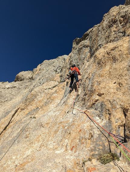 Gran Sasso d'Italia, Corno Piccolo, Via del Tedoforo, Marco Bonaduce, Francesco Castriota, Luca Ricci - Sul quinto tiro Via del Tedoforo, Terza Spalla del Corno Piccolo, Gran Sasso (Marco Bonaduce, Francesco Castriota, Luca Ricci 2023)