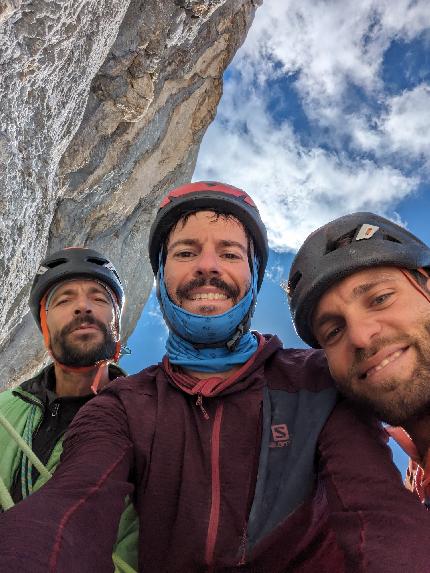 Gran Sasso d'Italia, Corno Piccolo, Via del Tedoforo, Marco Bonaduce, Francesco Castriota, Luca Ricci - Francesco Castriota, Luca Ricci e Marco Bonaduce durante l'apertura della Via del Tedoforo, Terza Spalla del Corno Piccolo, Gran Sasso (2023)