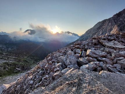 Via del Fagiolo, Clogstafel, Val Formazza, Luigi Berio, Paolo Serralunga - L'alba lungo l'avvicinamento prima dell'apertura della Via del Fagiolo alla parete SE del Clogstafel in Val Formazza (Luigi Berio, Paolo Serralunga 23/07/2023)