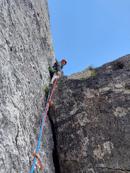 Via del Fagiolo, Clogstafel, Val Formazza, Luigi Berio, Paolo Serralunga - Nel diedro del secondo tiro della Via del Fagiolo alla parete SE del Clogstafel in Val Formazza (Luigi Berio, Paolo Serralunga 23/07/2023)