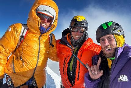 Jannu, Nepal, Himalaya, Matt Cornell, Alan Rousseau, Jackson Marvell - Matt Cornell, Alan Rousseau e Jackson Marvell in cima allo Jannu (7710m) il 12/10/2023 dopo la prima salita in stile alpino di 'Round Trip Ticket' (M7 AI5+ A0) sulla parete nord