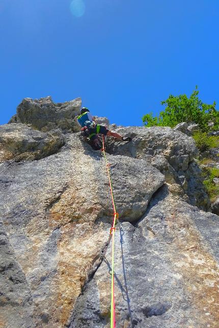 Buco del Merlo, Monti Reatini, Appennino Centrale, Pino Calendrella - Pino Calandrella in apertura del primo tiro di 'Sogno di una notte di mezza estate', Buco del Merlo (M. Porcini, Monti Reatini)