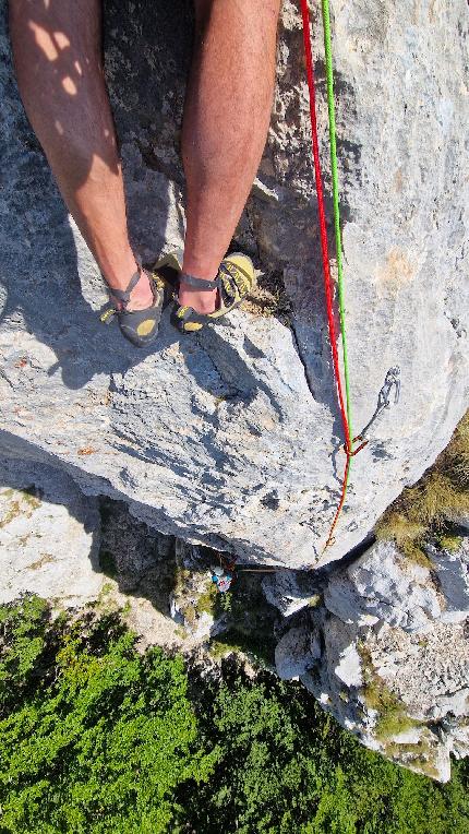 Buco del Merlo, Monti Reatini, Appennino Centrale, Pino Calendrella - Pino Calandrella in apertura del secondo tiro di 'Pilastro delle Meraviglie', Buco del Merlo (M. Porcini, Monti Reatini)