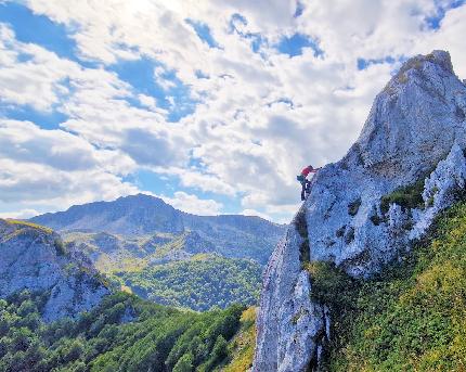 Nuove vie lunghe al Buco del Merlo nei Monti Reatini (Appennino Centrale). Di Pino Calandrella