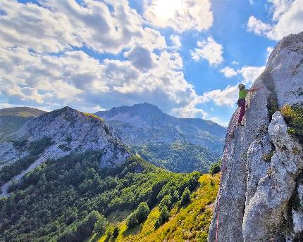 Buco del Merlo, Monti Reatini, Appennino Centrale, Pino Calendrella - Ginevra Calandrella sul quinto tiro di 'Pilastro delle Meraviglie', Buco del Merlo (M. Porcini, Monti Reatini)