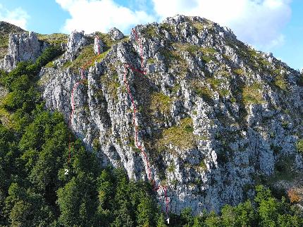 Buco del Merlo, Monti Reatini, Appennino Centrale, Pino Calendrella - Buco del Merlo (M. Porcini, Monti Reatini), Appennino Centrale e le vie 'Sogno di una notte di mezza estate' (1) e 'Pilastro delle Meraviglie' (2)