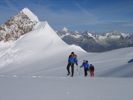 Monte Rosa - Ludwigshöhe: sulla parte alta del ghiacciaio del Lys in direzione della Ludvigshohe; dietro al Lyskamm la Corona Imperiale