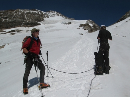 Monte Rosa - Punta Giordani: dalla base del ghiacciaio di Indren, uno sguardo sul percorso della normale alla Giordani