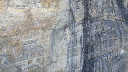 Granta Parey Val di Rhêmes, Valle d'Aosta, Michele Amadio, Andrea Benato - Nel vuote della est... Federica Mingolla ripresa col drone  in solitaria sulla via 'Gioia Nera' alla Granta Parey in Val di Rhêmes (Valle d'Aosta), Michele Amadio, Andrea Benato 2022/23