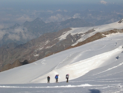 Monte Rosa - Piramide Vincent: ordata sul ghiacciaio del Lys, con in lontananza il Monte Bianco