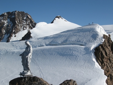 Monte Rosa - Corno Nero: la madonnina sulla vetta del Corno Nero; in secondo piano una cordata arriva in vetta alla Ludvigshohe, mentre sullo sfondo si vedono la Dufour e la Zumstein