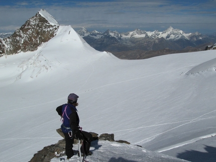 Monte Rosa - Corno Nero: dalla vetta del Corno Nero uno sguardo verso N: in secondo piano il Lyskamm, sullo sfondo la Corona Imperiale con Dent Blanche, Ober Gabelhorn, Zinalrothorn e Weisshorn