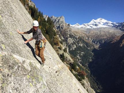 Luna Nascente, Val di Mello - Franziska Schönbächler balancing across the penultimate pitch of Luna Nascente in Val di Mello, Italy