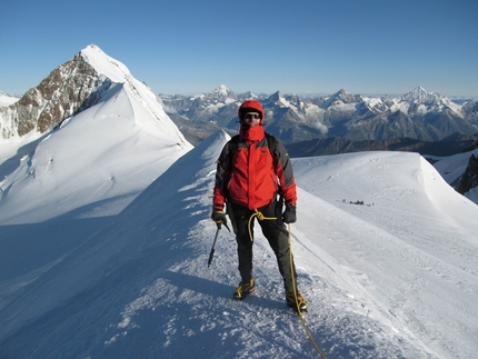 Monte Rosa - Ludwigshöhe: dalla vetta del Ludvigshohe uno sguardo verso N; in basso il Colle del Lys, poi Lyskamm e sullo sfondo il classico panorama su Dent Blanche, Ober Gabelhorn, Zinalrothorn e Weisshorn