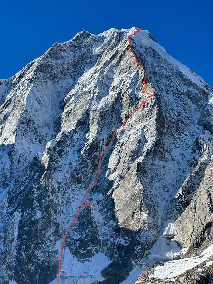 Flat Top India, Hugo Béguin, Matthias Gribi, Nathan Monard - The route line of 'Tomorrow is another day' on the north face of Flat Top, Kishtwar India (Hugo Béguin, Matthias Gribi, Nathan Monard 03-07/10/2023)