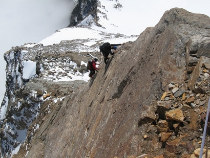 Monte Rosa - Cresta del Soldato alla P.ta Giordani e Piramide Vincent: la placca di IV, caratteristico e più impegnativo passaggio sulla Cresta del Soldato (comunque evitabile traversando a sinistra)