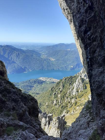 Quando torni?, Torre Cecilia, Grignetta - Il panorama dalla seconda sosta di 'Quando torni?' alla Torre Cecilia in Grignetta (Giorgio Goggi, Francesco Graffagnino, Giovanni Paleari  24/9/2023)