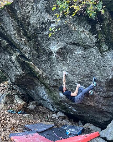 Stefano Carnati da 8C+ boulder con Vecchio Leone Sit Start a Brione