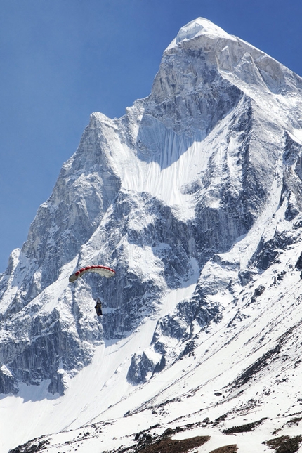 Valery Rozov - Shivling - Il russo Valery Rozov e il BASE Jump da quota 6420m dallo Shivling (Himalaya) il 25/05/2012.