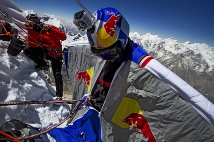 Valery Rozov - Shivling - Valery Rozov from Russia and his 25/05/2012 BASE Jump from an altitude of 6420m off Shivling (Himalaya).