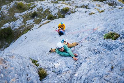 Monte Fop, Dolomiti, Federico Dell'Antone, Giovanni Zaccaria - Federico Dell'Antone sul passo chiave del quinto tiro di El Morbin al Monte Fop (Dolomiti)