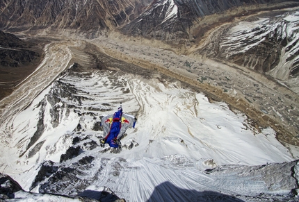 Valery Rozov - Shivling - Il russo Valery Rozov e il BASE Jump da quota 6420m dallo Shivling (Himalaya) il 25/05/2012.