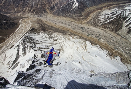 Valery Rozov - Shivling - Valery Rozov from Russia and his 25/05/2012 BASE Jump from an altitude of 6420m off Shivling (Himalaya).