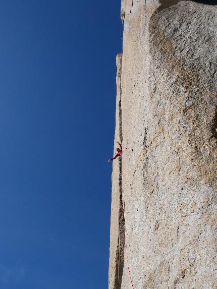 Michaela Izakovičová, Golden Gate, El Capitan, Yosemite - Miška Izakovičová onn the Moster Offwidth pitch of Golden Gate on El Capitan, Yosemite