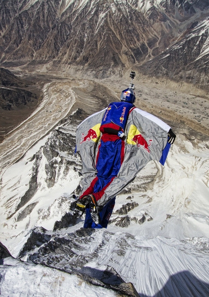 Valery Rozov - Shivling - Valery Rozov from Russia and his 25/05/2012 BASE Jump from an altitude of 6420m off Shivling (Himalaya).
