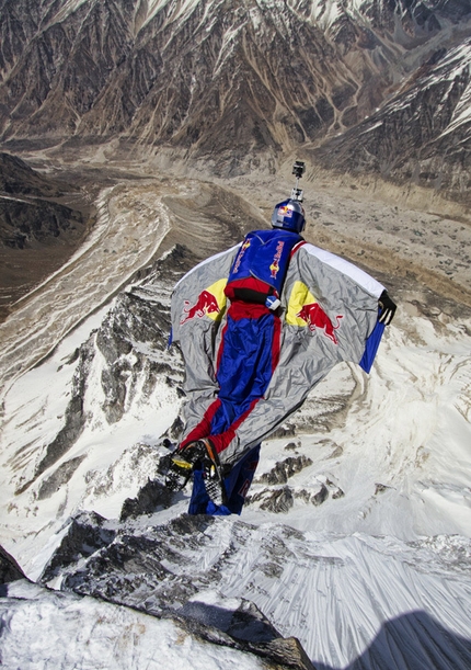 Valery Rozov - Shivling - Il russo Valery Rozov e il BASE Jump da quota 6420m dallo Shivling (Himalaya) il 25/05/2012.