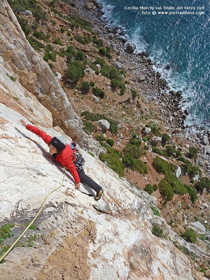 Masua, Sardegna, Pilastro dell'talia Liberata - Cecilia Marchi sul finale del terzo tiro di Non Spezzarmi il Cuore, Masua.