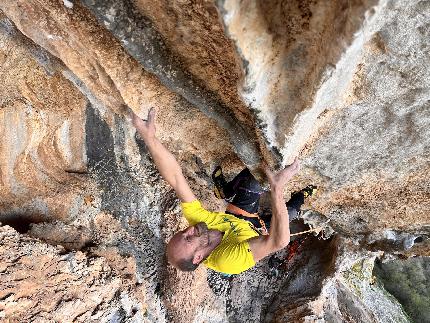 Cédric Lachat climbs Chilam Balam (9a+/b) at Villanueva del Rosario in Spain