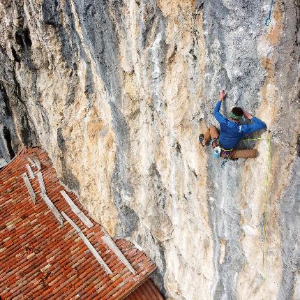 Madonna della Rota - Luca Lancellotti climbing 'Nero Lucido' (8a) at Madonna della Rota 