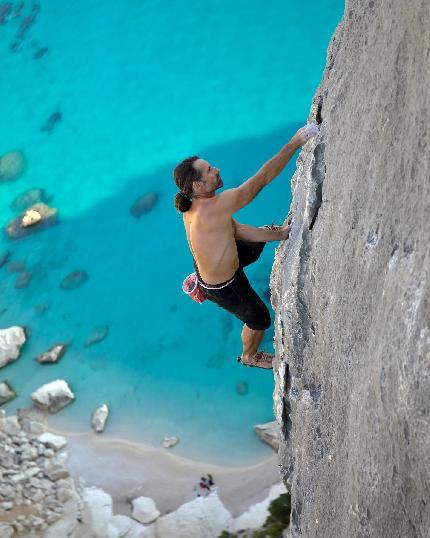 Alexander Huber free solos Aguglia di Goloritzé in Sardinia