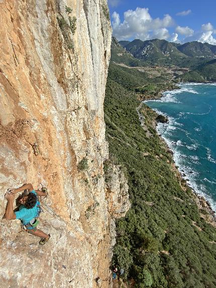 Pandora, Masua, Sardegna - Andrés Aguirre su Il Cigno Nero (7a+) nel settore Pandora a Masua in Sardegna